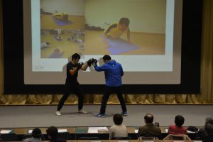 講演会場でのミット打ち実演
