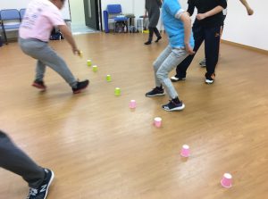 コップで対抗戦の様子