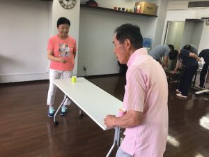 ピンポン玉を紙コップでキャッチするゲーム